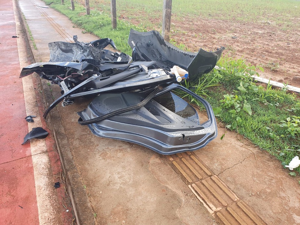 Portas do carro foram arrancadas — Foto: Phael Fernandes/TV Bahia