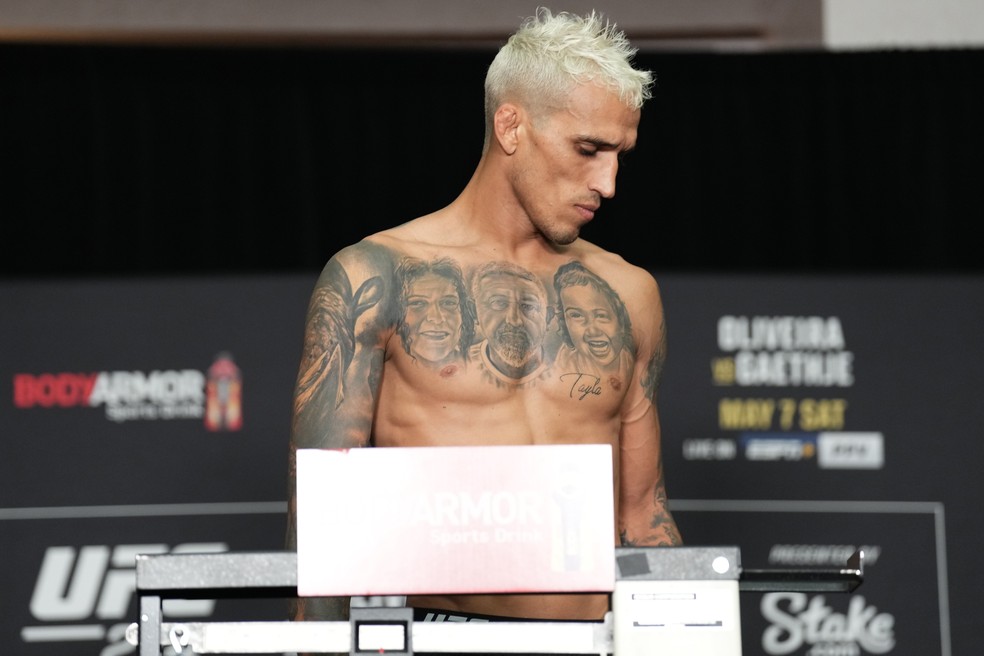Charles do Bronx não bate peso no UFC 274 e perde cinturão do peso-leve — Foto: Getty Images