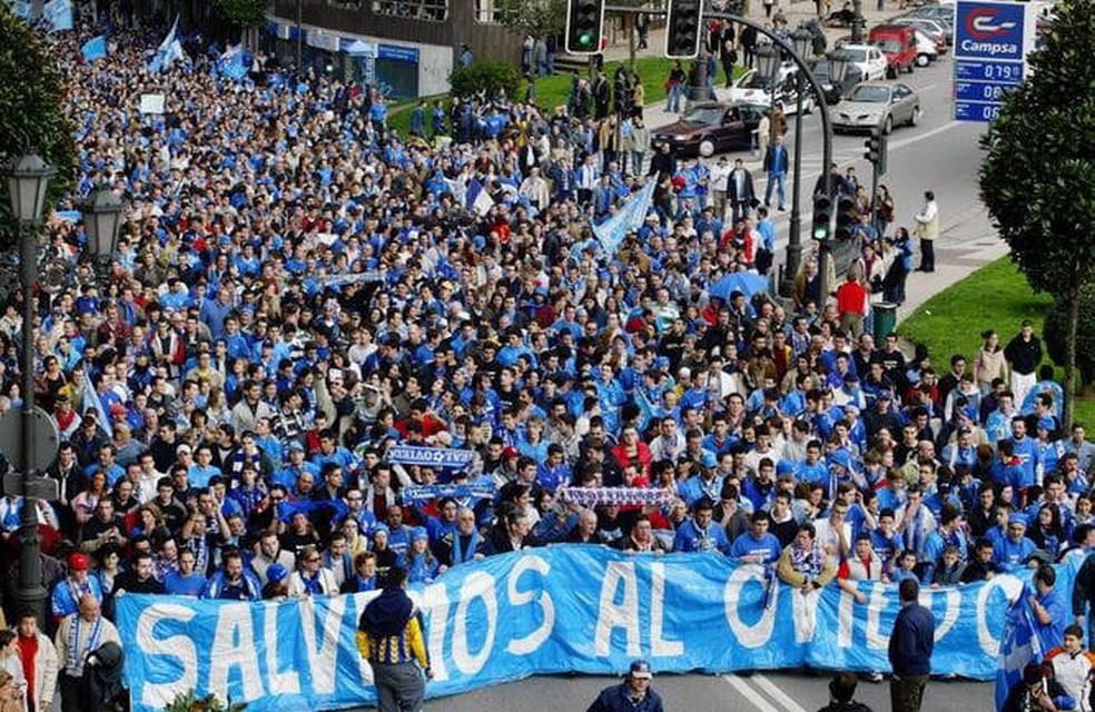 Torcida do Real Oviedo nas ruas — Foto: Divulgação/Twitter