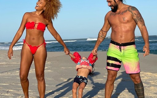 Sheron Menezzes se diverte com marido e filho em praia