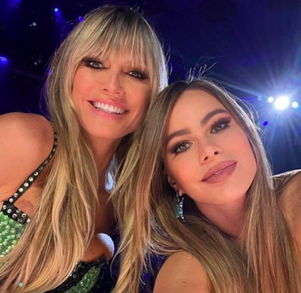 Heidi Klum e Sofia Vergara na bancada do júri de programa de calouros Americas Got Talent (Foto: Instagram)