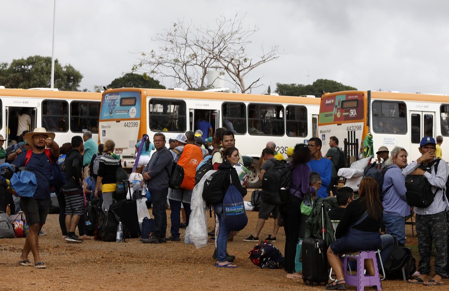 Acampamento de golpistas no DF: ônibus que levaram radicais para atos em Brasília foram apreendidos