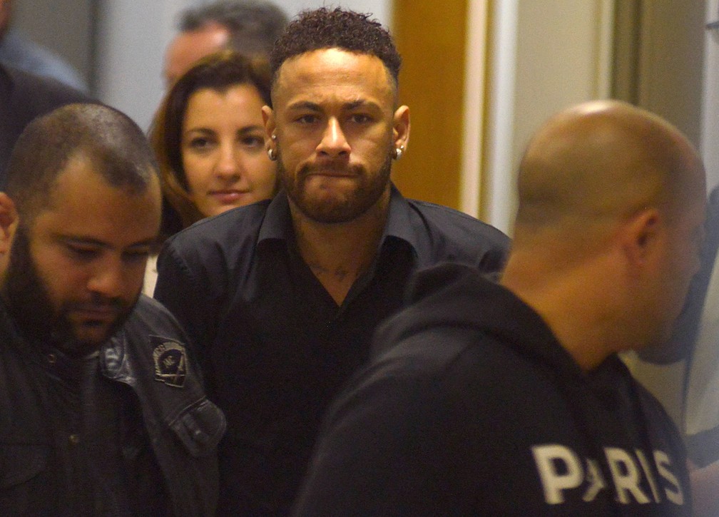 Jogador Neymar Jr. deixa delegacia no Rio de Janeiro apÃ³s prestar depoimento sobre divulgaÃ§Ã£o de fotos de mulher que o acusa de estupro â€” Foto: REUTERS/Lucas Landau