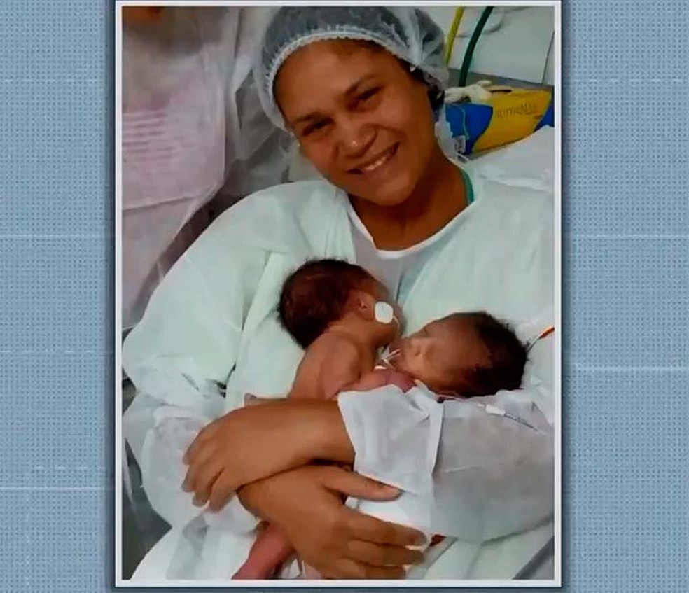 Viviane Menezes com as filhas gêmeas siamesas que passaram por cirurgia de sepração  — Foto: Reprodução/TV Bahia