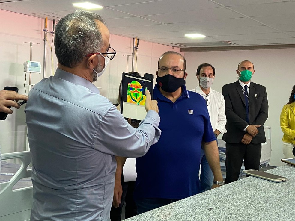 Governador Ibaneis Rocha utilizando escâner de doenças respiratórias — Foto: Larissa Passos/G1