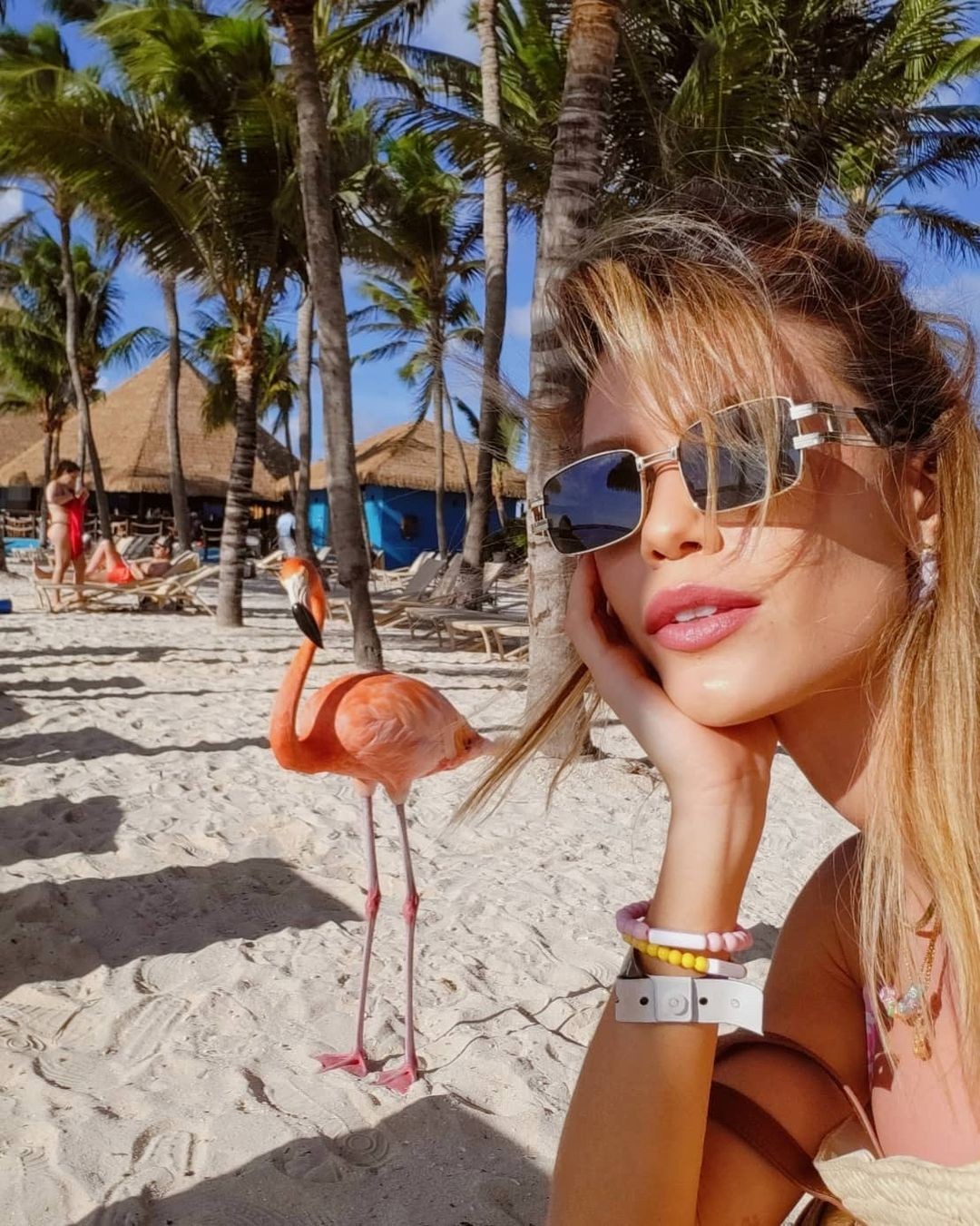 Vitória Strada posa ao lado de flamingos em Aruba (Foto: Reprodução / Instagram)
