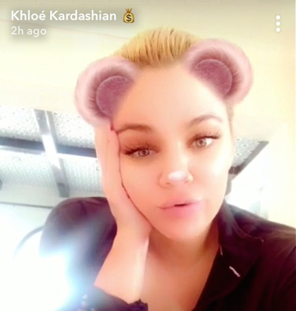 A socialite Khloé Kardashian grávida e malhando na companhia de uma amiga (Foto: Snapchat)