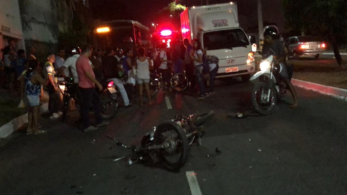 Resultado de imagem para Pai e filha de 8 anos morrem apÃƒÂ³s acidente entre moto e caminhÃƒÂ£o; vÃƒÂ­timas nÃƒÂ£o usavam capacetes