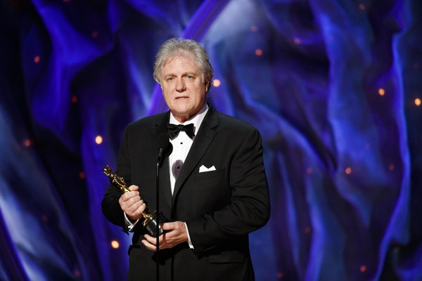 O editor de som Donald Sylvester com o Oscar vencido por ele por seu trabalho em Ford Vs Ferrari (2019) (Foto: Getty Images)
