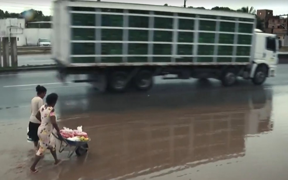 Famílias em situação de pobreza coletam sobras de alimento em lixo no Centro de Abastecimento de Salvador — Foto: Reprodução/TV Bahia