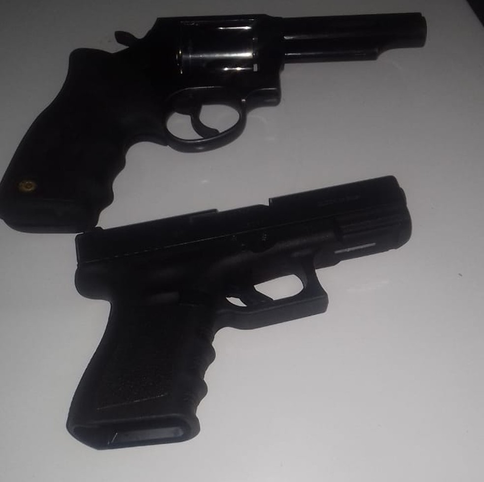 Duas armas que estavam com os suspeitos foram apreendidas (Foto: Polícia Militar de MT)