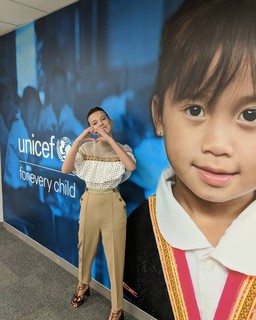 Visual retrô e alfaiataria em evento da Unicef