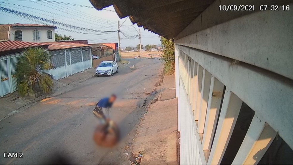 Homem arrasta corpo de mulher no Recanto das Emas, no DF — Foto: Reprodução