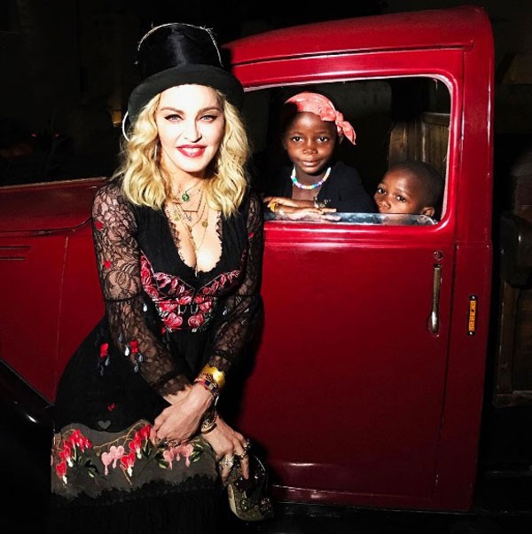 Madonna posa ao lado dos filhos (Foto: Reprodução/Instagram)