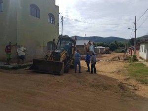 Ruas  foram limpas e entulhos foram recolhidos em Nicolândia, distrito de Resplendor (Foto: Prefeitura de Resplendor/Divulgação)