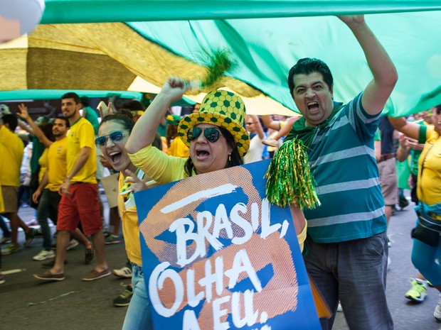 SÃO PAULO - Manifestantes na Avenida Paulista pedem a saída da presidente Dilma Rousseff (Foto: Alexandre Moreira/G1)