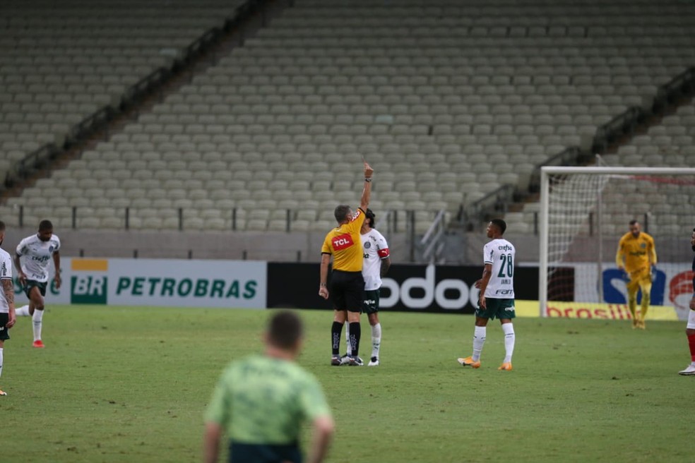 Vídeo: Gómez, do Palmeiras, é expulso por ofender bandeira e se revolta com  arbitragem | palmeiras | ge