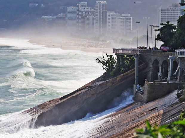 Equipes de resgate trabalham no local onde um trecho da ciclovia Tim Maia desabou em São Conrado, na zona sul do Rio de Janeiro. Pelo menos duas pessoas morreram e uma ficou ferida. A obra custou cerca de R$44 milhões e foi entregue em janeiro (Foto: Fábio Motta/Estadão Conteúdo)