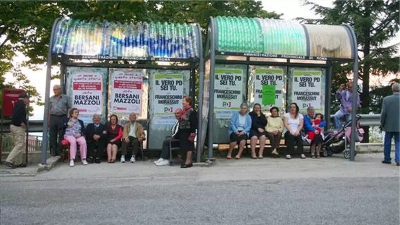 Garrafas e copos de plástico usados são transformados em tetos de pontos de ônibus na Itália (Foto: FOLKE KÖBBERLING/MARTIN KALTWASSER)