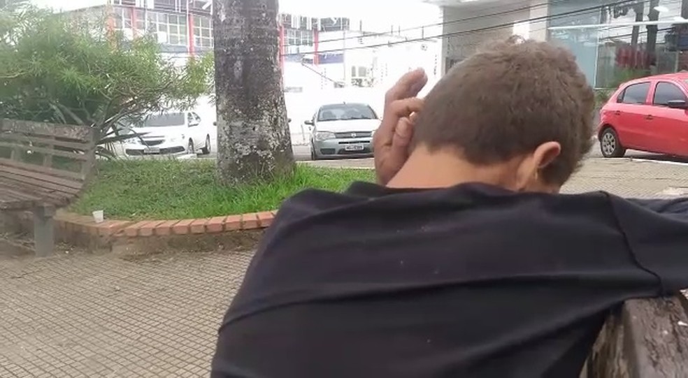 De acordo com a Prefeitura, jovem vive nas ruas há 4 anos  (Foto: Tácita Muniz/G1)
