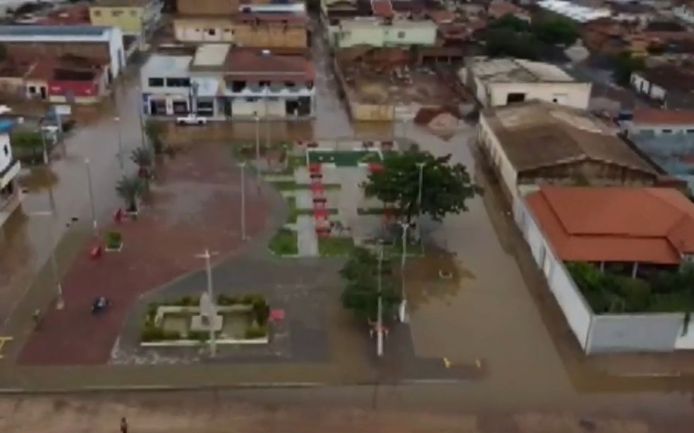Centro de João Dourado ficou alagado por causa da chuva no norte do estado — Foto: Reprodução/TV São Francisco