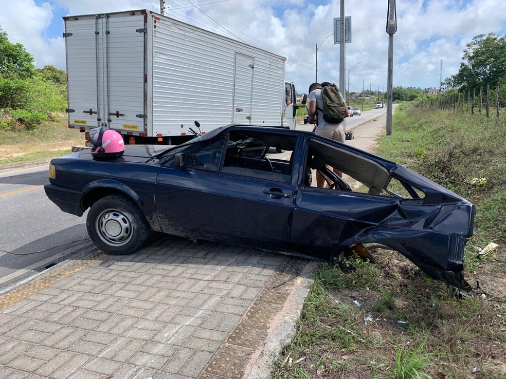 Carro ficou dividido em duas partes após batida em poste, na Grande Natal. — Foto: Anna Alyne Cunha/Inter TV Cabugi