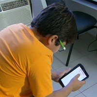 Criança Asiática É Desfrutar De Vício De Computador E Internet