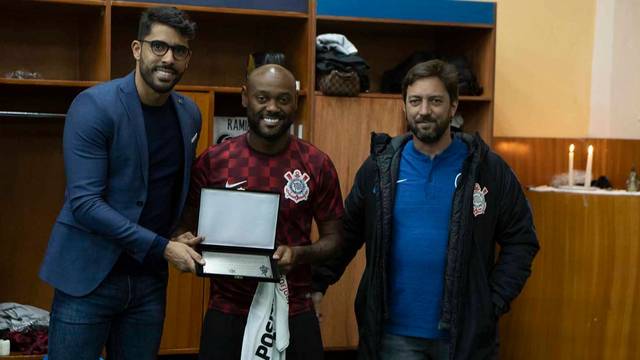 Em Quito, Vagner Love recebeu placa por 100 jogos pelo Corinthians