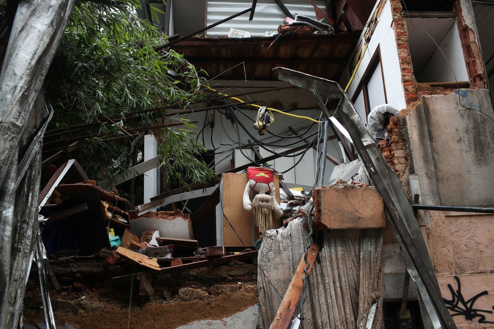Uma boneca é vista em uma casa destruída após o temporal em Petrópolis (RJ) — Foto: Ricardo Moraes/Reuters