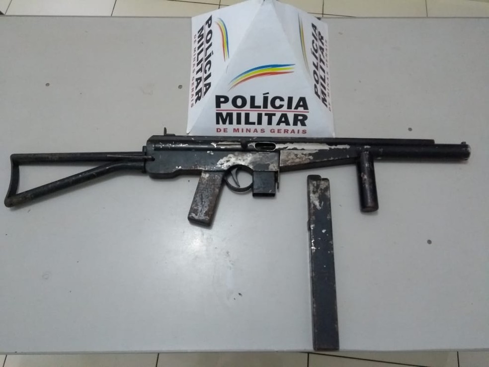 Arma apreendida pela PM com o homem de 25 anos — Foto: Polícia Militar / Divulgação