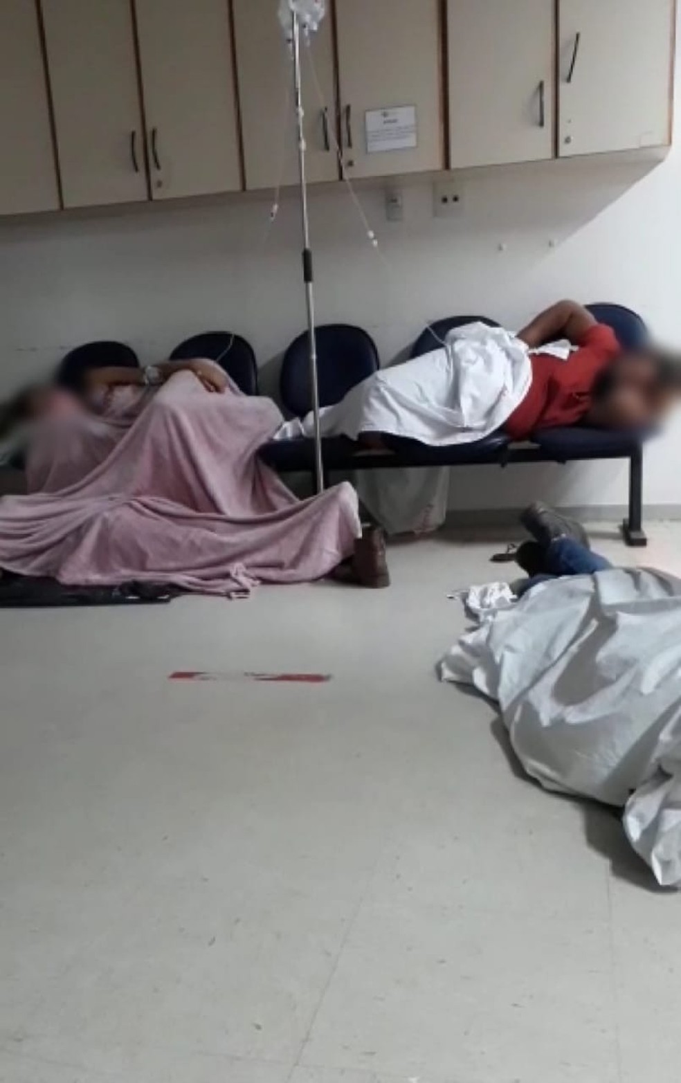 Pacientes são atendidos no chão do HGP — Foto: Reprodução