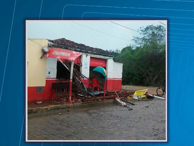 Parte de telhado de restaurante que caiu em Ibicuí e atingiu e dona do estabelecimento (Foto: Reprodução/TV Santa Cruz)