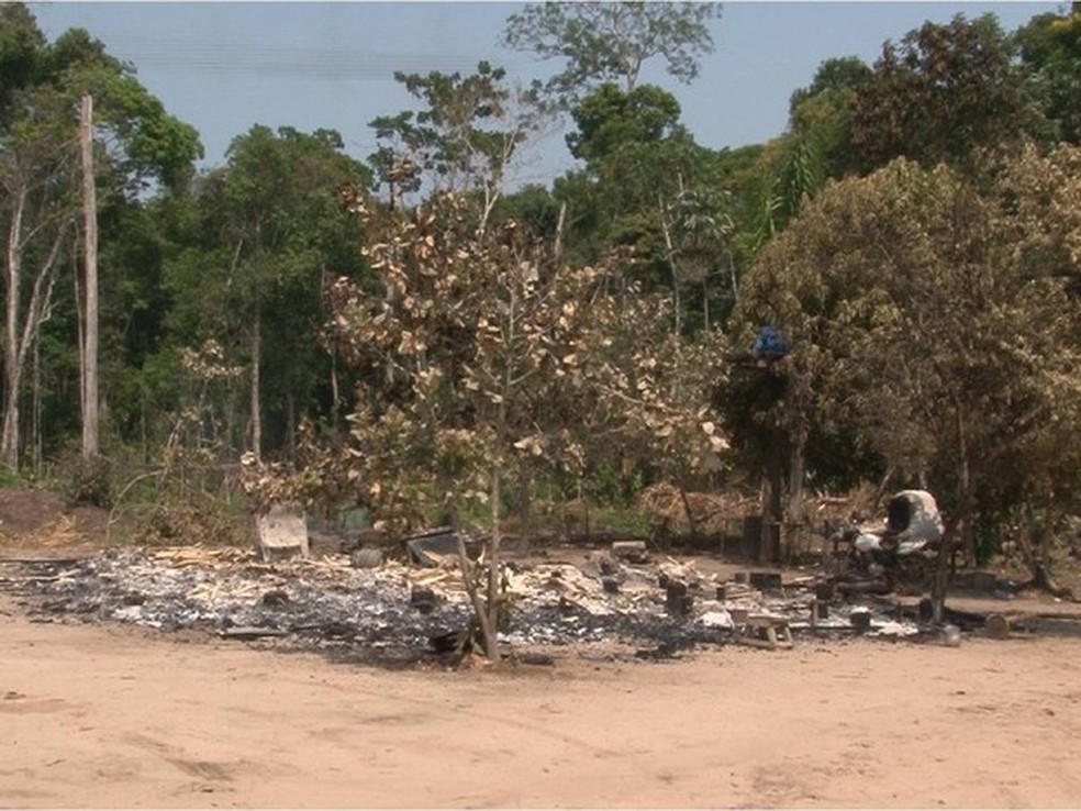Três corpos carbonizados foram encontrados dentro da casa em Vilhena — Foto: José Manoel/Arquivo Rede Amazônica