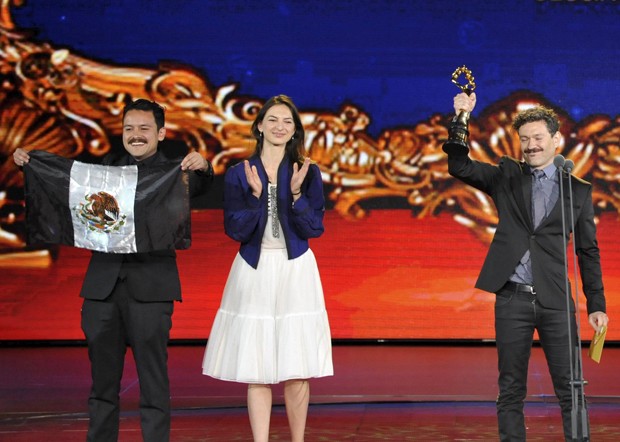 Diretor mexicano Bernardo Arellano leva prêmio ao lado de membros do elenco, em Pequim (Foto: REUTERS/Stringer)