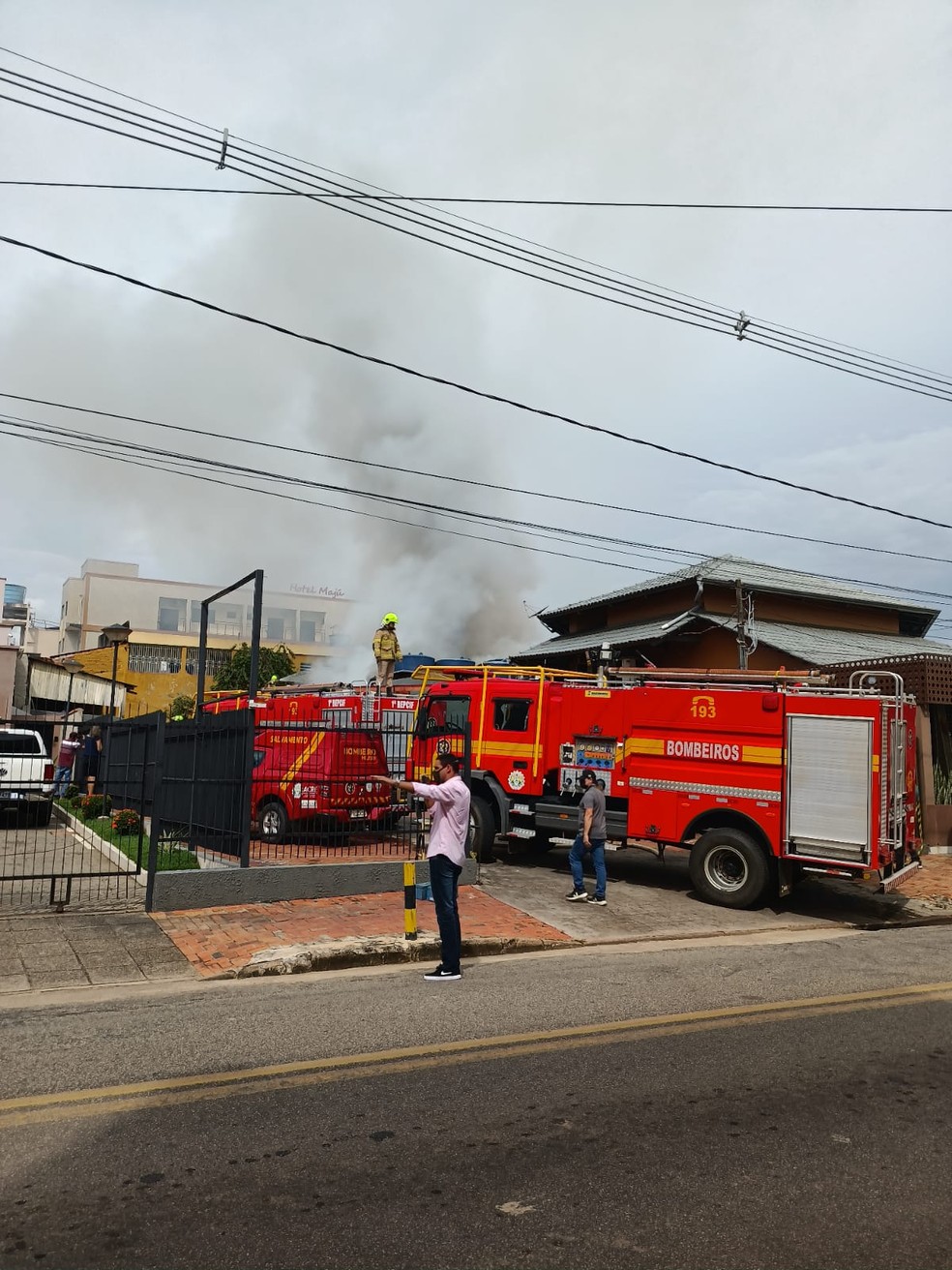 Bombeiros trabalham para conter as chamas — Foto: Agatha Lima/ Rede Amazônica
