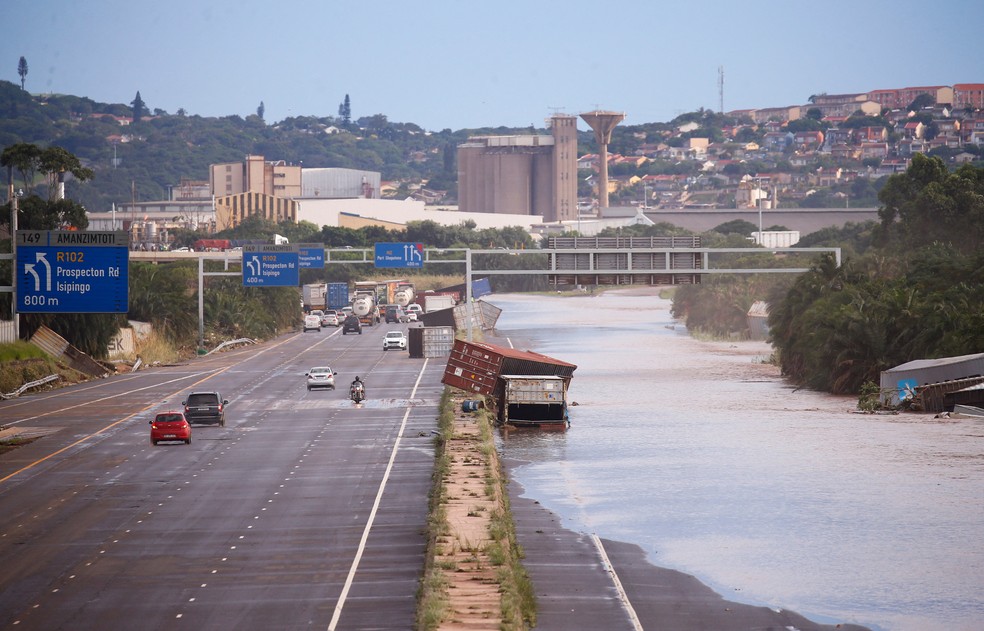Uma estrada ficou totalmente alagada por conta das chuvas na costa leste da África do Sul 