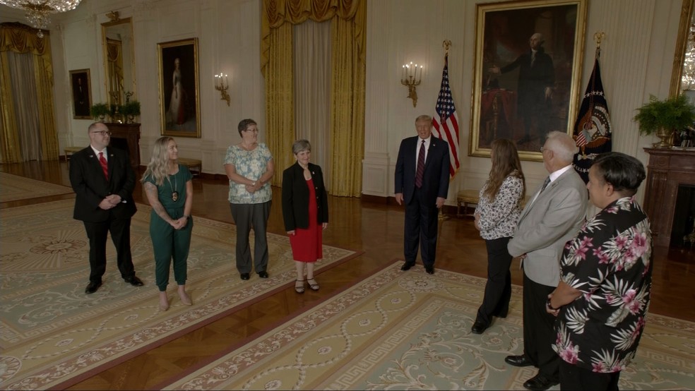 O presidente dos EUA, Donald Trump, ao lado de trabalhadores da área de saúde, durante a Convenção Nacional do Partido Republicano, na segunda-feira (24) — Foto: Reprodução/ Youtube/Republican National Convention