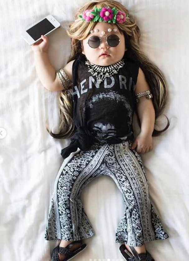 Mãe veste sua bebê com looks icônicos (Foto: Reprodução/Instagram) Mãe veste sua bebê com looks icônicos (Foto: Reprodução/Instagram)