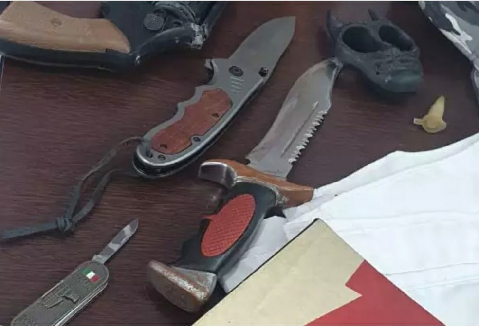 Policiais encontraram diversos canivetes na casa do adolescente — Foto: Divulgação/Polícia Civil