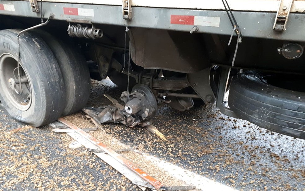 Carreta Scania danificada após impacto com uma F-4000, em Itapira (Foto: Guarda Municipal/Divulgação)