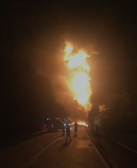 Vídeo mostra explosões e coluna de fogo após batida entre carretas na BR-153