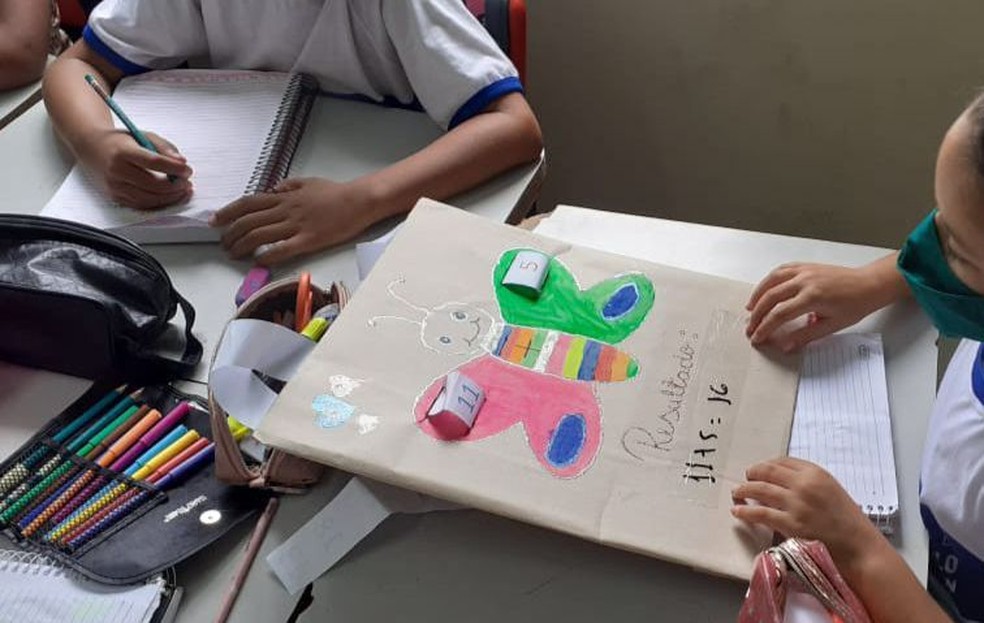 Brinquedos feitos com materiais recicláveis são usados na educação de crianças em escola da Grande Natal — Foto: Cedida