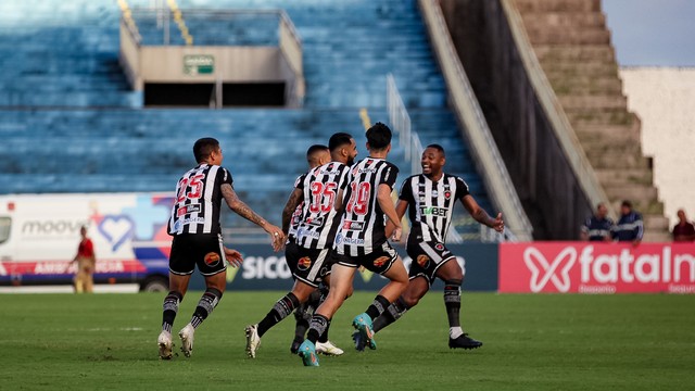 Botafogo-PB comemora gol 