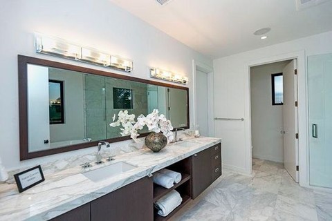 Aqui, o banheiro da nova casa de Scott Disick, ex de Kourtney Kardashian