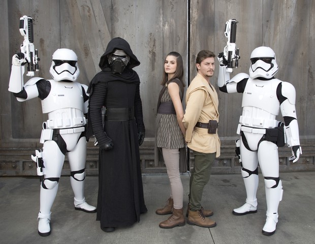 Camila Queiroz e Klebber Toledo se divertiram encarnando os personagens de Star Wars para o ensaio (Foto: Divulgação Walt Disney World / Gregg Newton)
