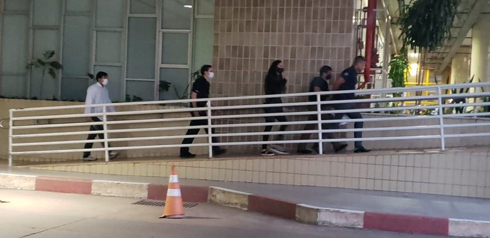 Policiais usam máscaras durante operação no DF — Foto: Mara Puljiz/TV Globo