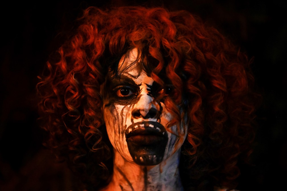 Uma foliã particpa da parada 'La Calabiuza' na véspera do Dia dos Mortos em Tonacatepeque, El Salvador, na sexta (1º) — Foto: Marin Recinos/AFP