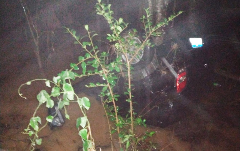 Mulher morre após carro descer ribanceira e cair dentro de lago em Pilar do Sul  — Foto: PM/ Divulgação 