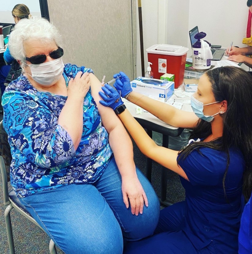 Enfermeira se emociona ao vacinar ambas as avós (Foto: reprodução/instagram)