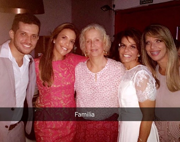 Ivete Sangalo e Cynthia Sangalo com a família (Foto: Reprodução/Instagram)